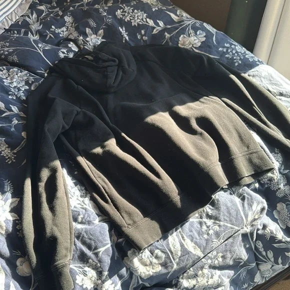 Nike Hoodie. Black. Size Medium. Used and still in great condition. No flaws. - Picture 6 of 7